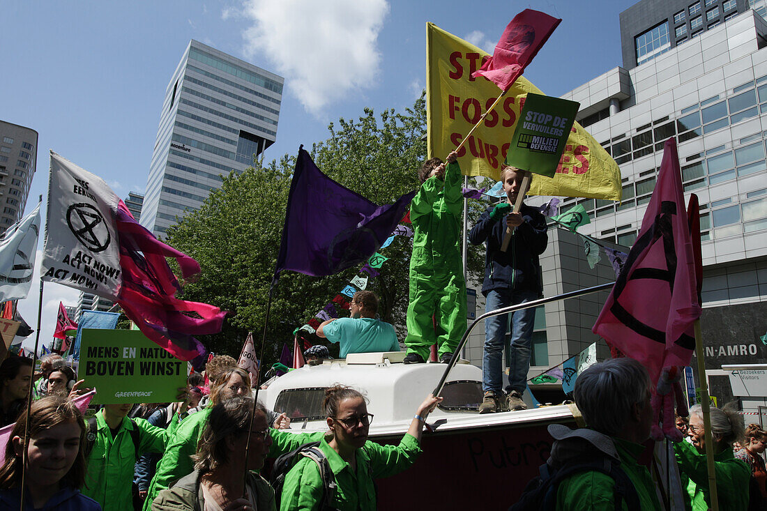 Umweltaktivisten versammeln sich während eines Protestmarsches im Finanzviertel Zuidas am 31. Mai 2024 in Amsterdam, Niederlande. Tausende von Umweltaktivisten und Unterstützern demonstrieren gegen die Lobby der großen Unternehmen, deren Einfluss auf die Politik, die Klima- und Umweltkrise und deren Folgen und fordern eine Bürgerversammlung für eine gerechte Klimapolitik.