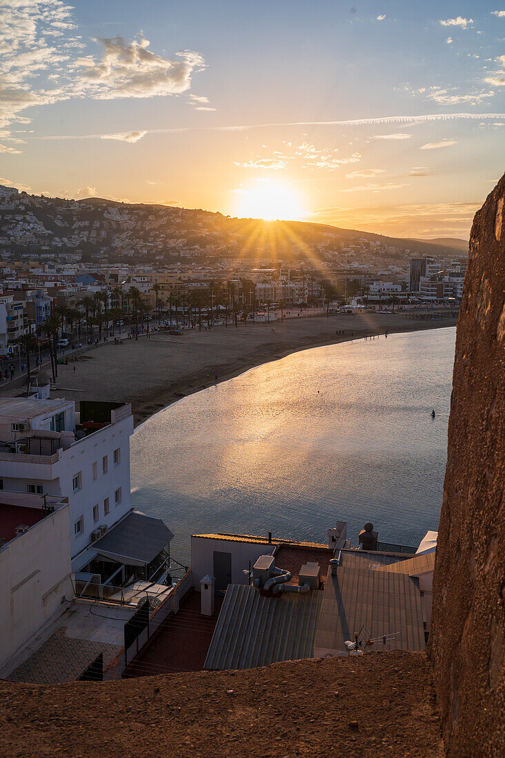 Blick bei Sonnenuntergang von der Stadtmauer der Burg Papa Luna in Peñiscola, Castellon, Comunidad Valenciana, Spanien