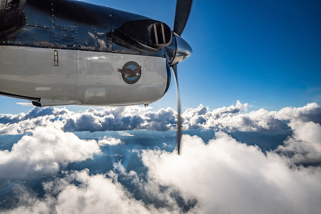 Kleines Flugzeug auf dem Flug von Guatemala-Stadt zum Departement Huehuetenango