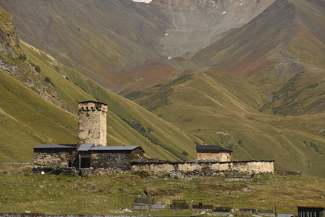 Traditionelle mittelalterliche Svaneti-Turmhäuser, UNESCO-Weltkulturerbe, Dorf Ushguli, Region Svaneti, Kaukasus, Georgien, Zentralasien, Asien