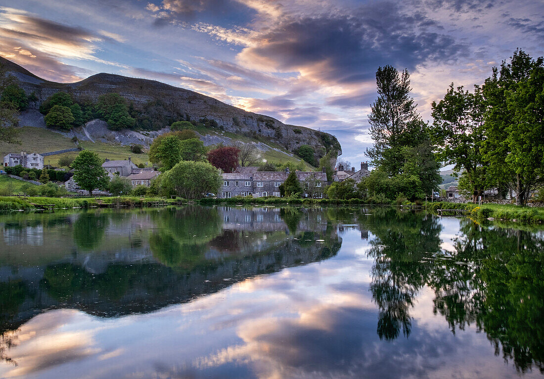 Kilnsey Village und Kilnsey Crag bei Sonnenuntergang, Wharfedale, Yorkshire Dales National Park, Yorkshire, England, Vereinigtes Königreich, Europa