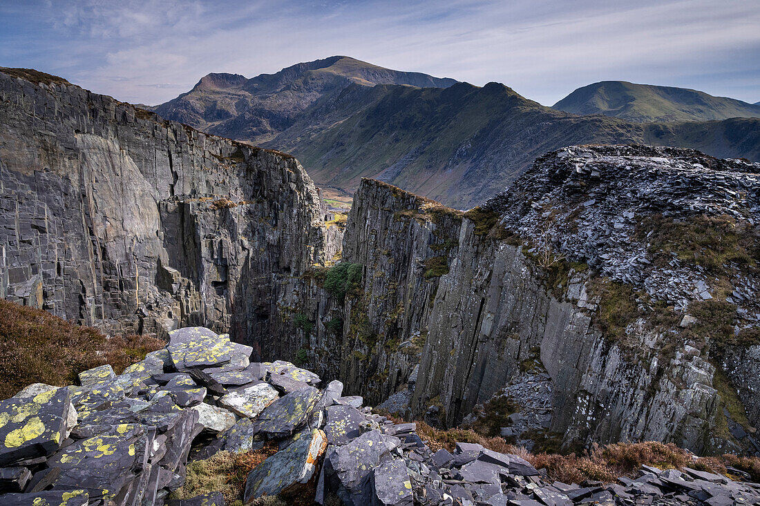 Mount Snowdon (Yr Wyddfa) vom Schiefersteinbruch Dinorwig aus, Snowdonia National Park (Eryri), Nordwales, Vereinigtes Königreich, Europa