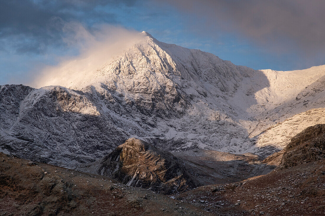 Mount Snowdon (Yr Wyddfa) im Winter, Snowdonia-Nationalpark (Eryri), Nordwales, Vereinigtes Königreich, Europa