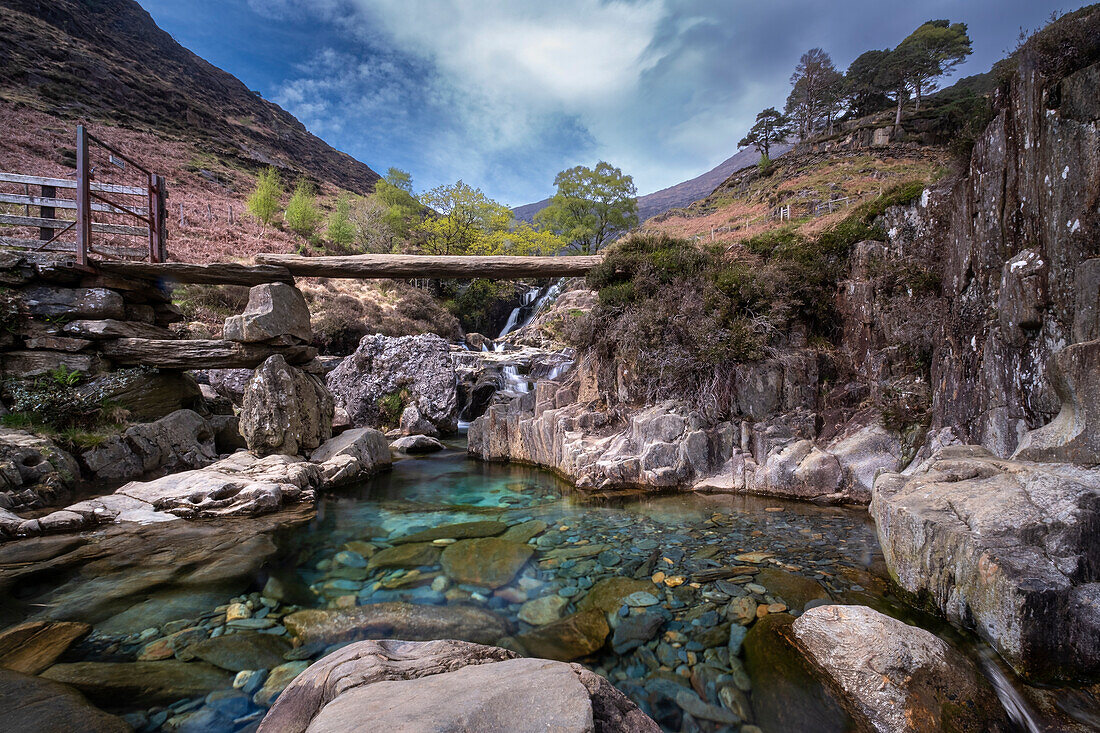 Steinplatten-Packpferdbrücke über den Afon Cwm Llan, Cwm Llan, The Watkin Path, Snowdonia-Nationalpark (Eryri), Nordwales, Vereinigtes Königreich, Europa