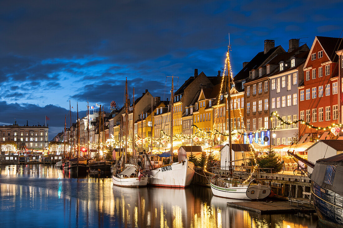 Colourful buildings and tall masted boats on the waterfront at Nyhavn at night, Nyhavn Canal, Nyhavn, Copenhagen, Denmark, Europe