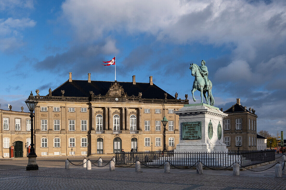 Das Schloss Amalienborg und die Statue von König Friedrich V., Amalienborg-Platz, Kopenhagen, Dänemark, Europa