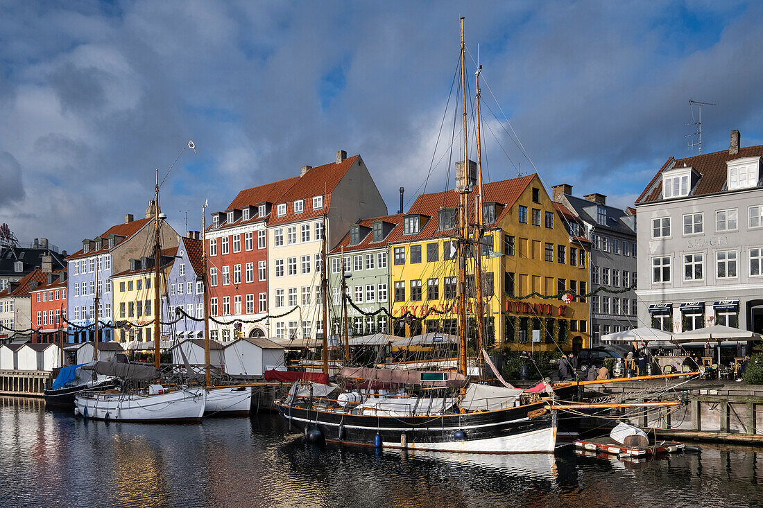 Bunte Gebäude und hohe Mastenboote am Nyhavn, Nyhavn-Kanal, Nyhavn, Kopenhagen, Dänemark, Europa