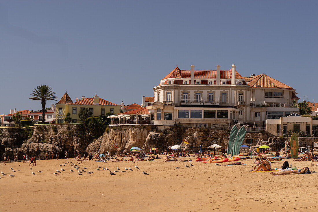 Touristen und Besucher genießen den Strand in Cascais, Portugal, Europa