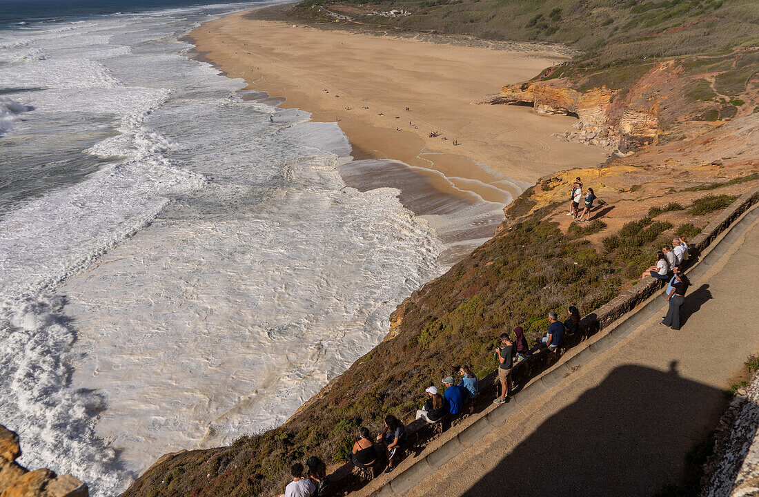 Blick auf den windigen Surf-Nordstrand, die Festung und den Leuchtturm in Nazare, Austragungsort eines der größten Surfwettbewerbe der Welt mit 30 m hohen Wellen, Nazare, Portugal, Europa