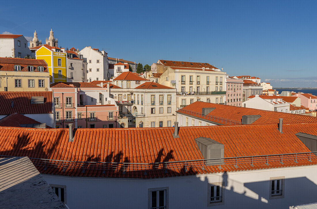 Touristen und Besucher genießen die Aussicht auf die Stadt bei Sonnenuntergang in Lissabon, Portugal, Europa