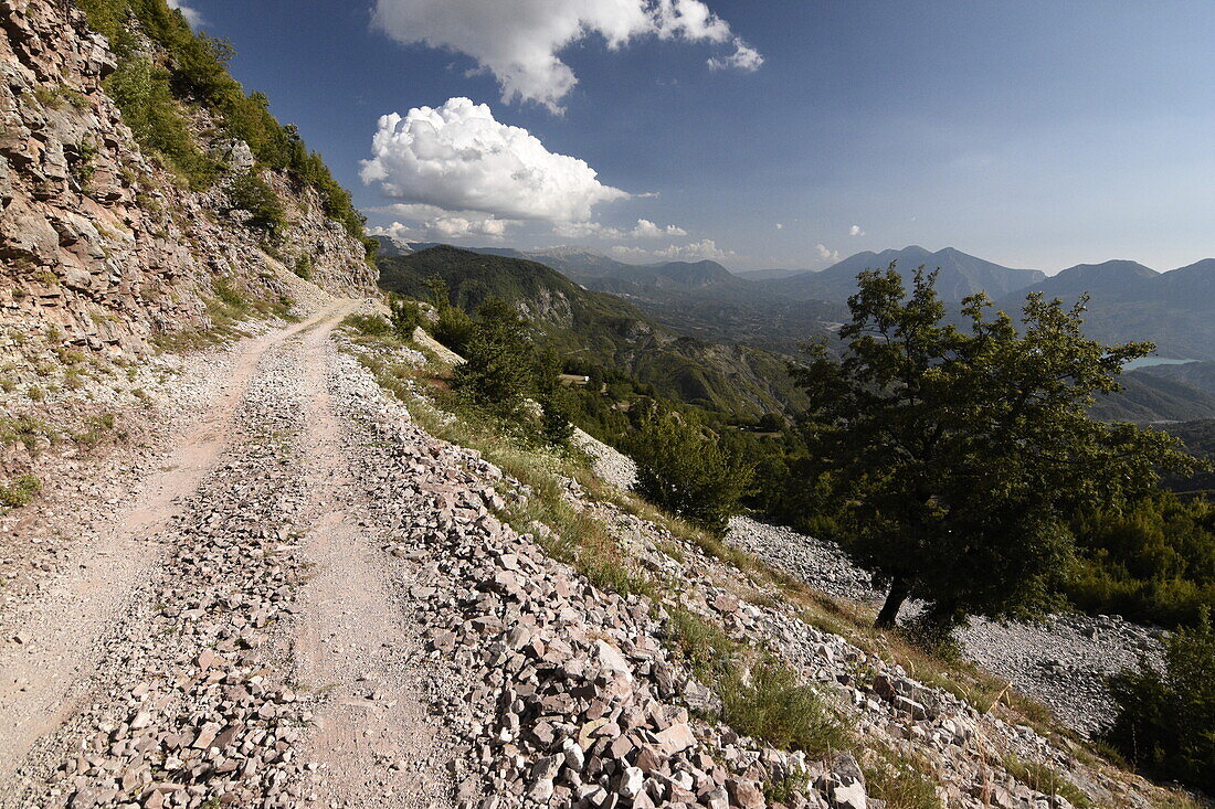 Ein Pfad durch die Berge im Nationalpark Prokletije, Albanien, Europa