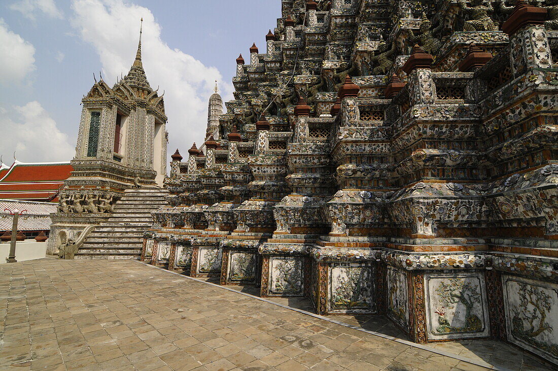 Wat Arun Ratchawararam Ratchawaramahawihan (Wat Arun) (Tempel der Morgenröte), ein buddhistischer Tempel im Stadtteil Bangkok Yai in Bangkok, Thailand, Südostasien, Asien