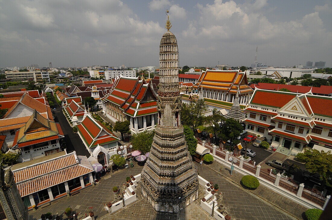 Wat Arun Ratchawararam Ratchawaramahawihan (Wat Arun) (Tempel der Morgenröte), ein buddhistischer Tempel im Stadtteil Bangkok Yai in Bangkok, Thailand, Südostasien, Asien