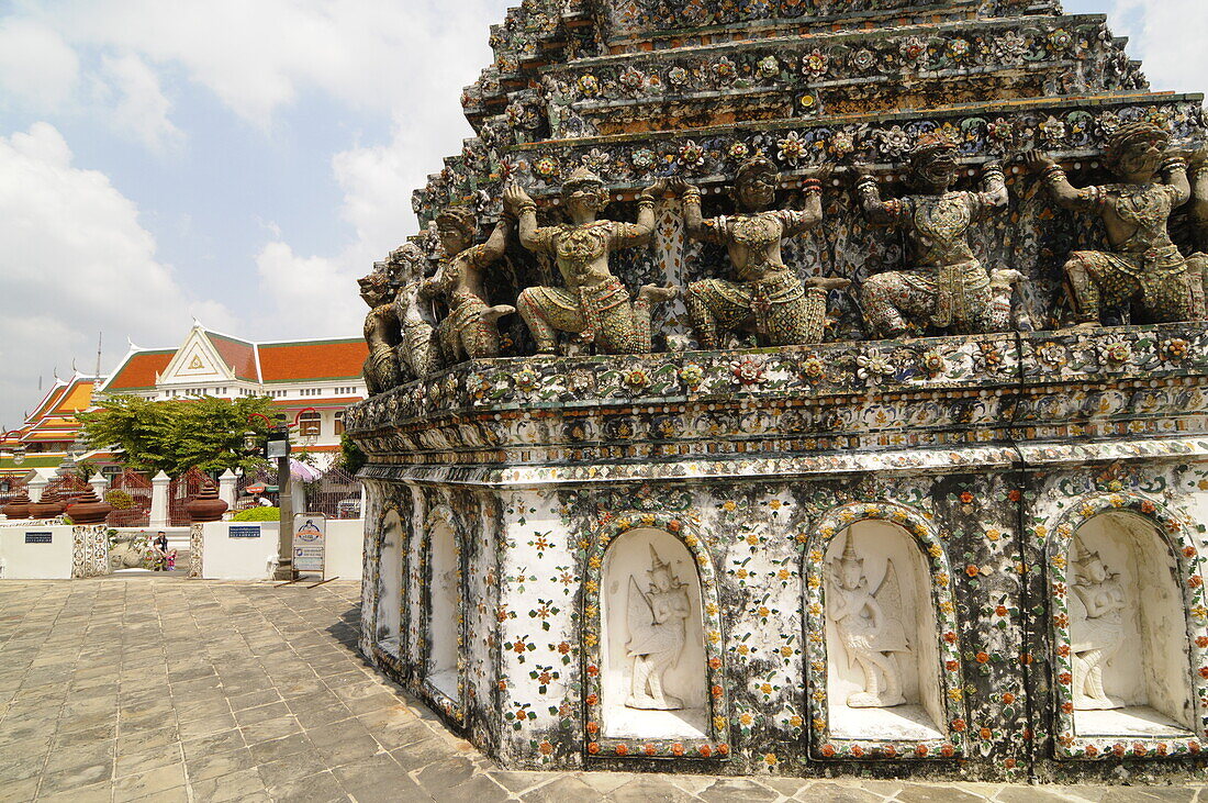 Wat Arun Ratchawararam Ratchawaramahawihan (Wat Arun) (Tempel der Morgenröte), ein buddhistischer Tempel im Stadtteil Bangkok Yai in Bangkok, Thailand, Südostasien, Asien