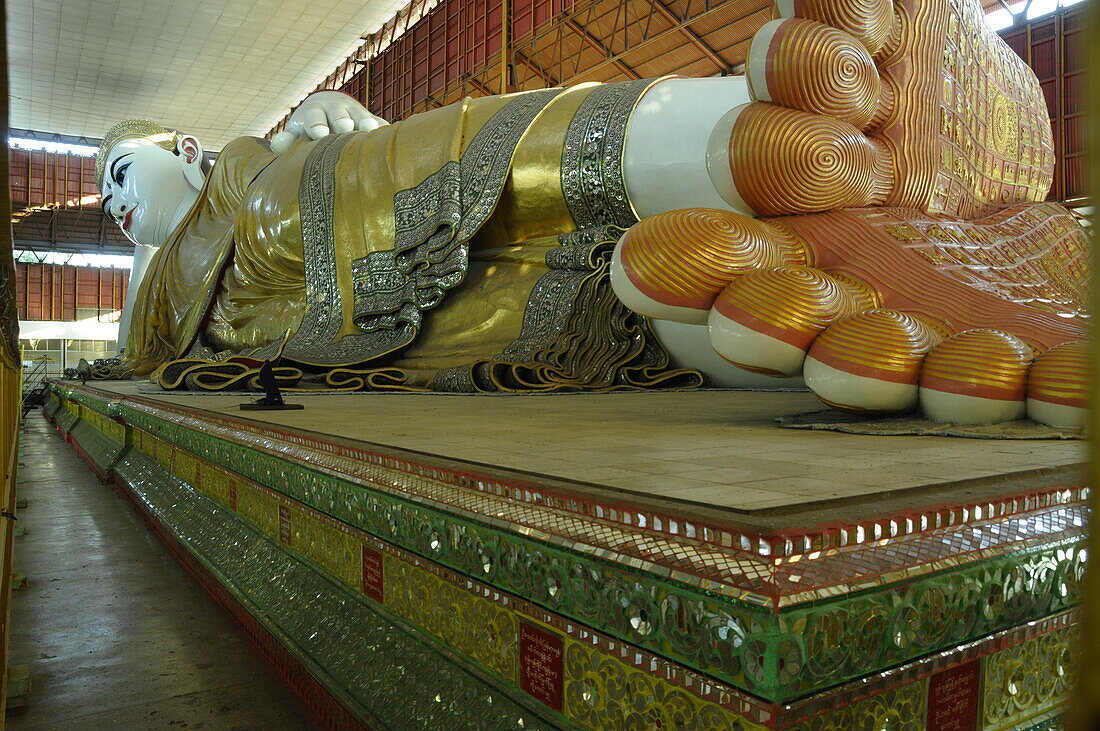 Liegender Buddha im Chaukhtatgyi-Buddha-Tempel, Yangon (Rangun), Myanmar, Asien