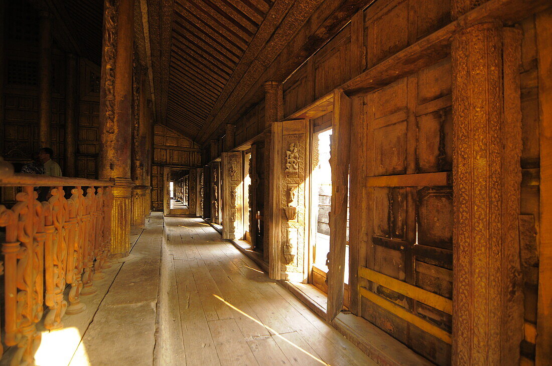 Innenseite des buddhistischen Shwenandaw-Tempels, Mandalay, Myanmar, Asien