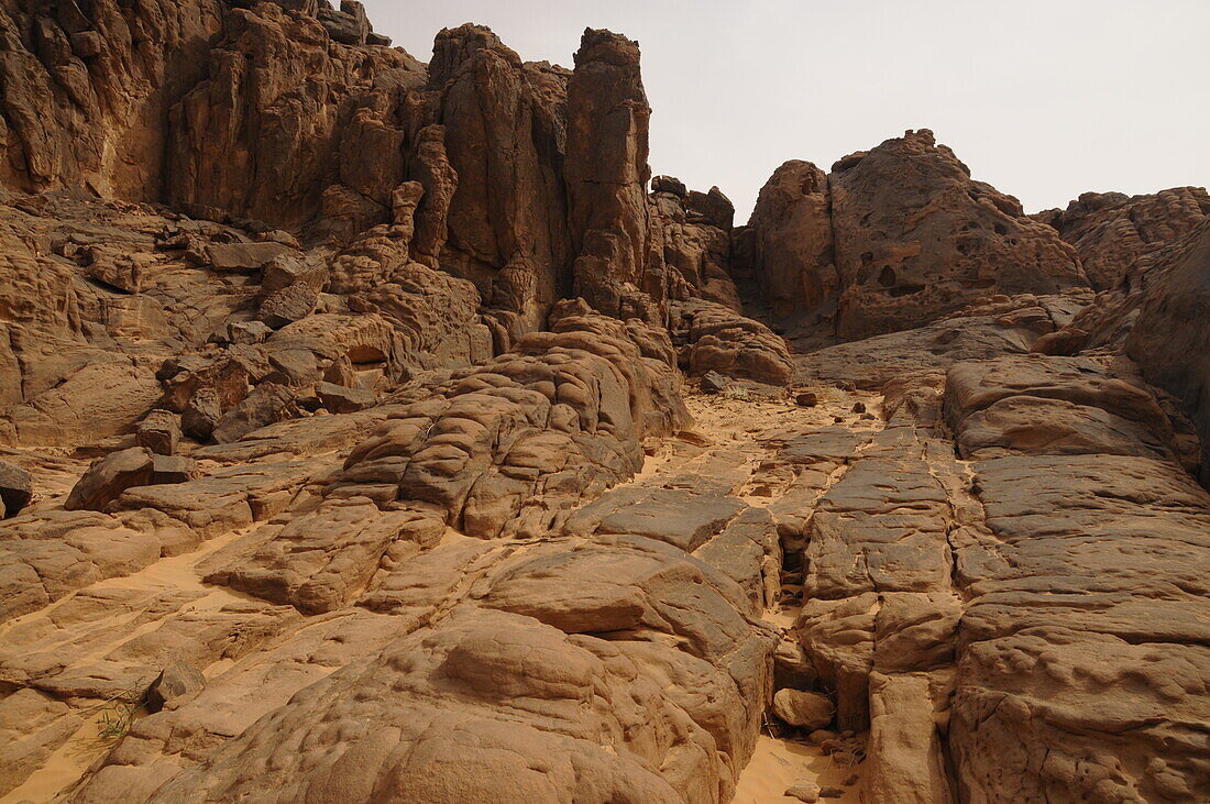 Bizarre Welt der seltsamen Felsformationen von Meghedet (Magatgat) (Meggedet), Fezzan, Libyen, Nordafrika, Afrika