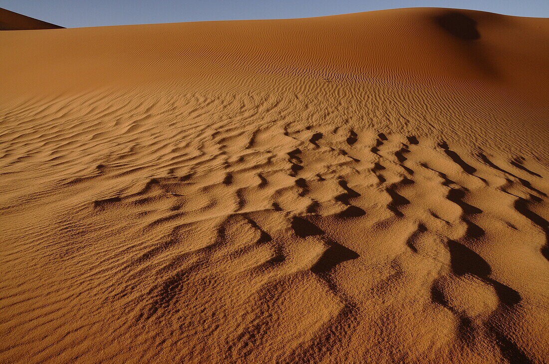 Malerische orangefarbene Dünen von Ubari, Sahara-Wüste, Libyen, Nordafrika, Afrika