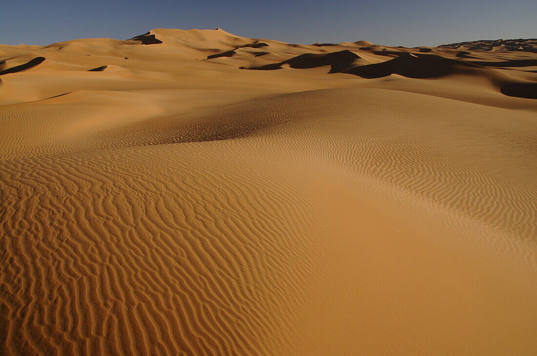 Malerische orangefarbene Dünen von Ubari, Sahara-Wüste, Libyen, Nordafrika, Afrika