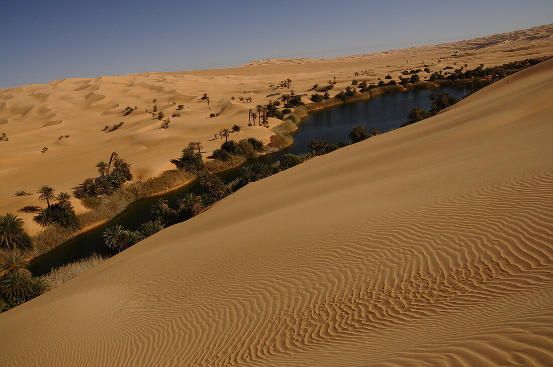 Malerische orangefarbene Dünen von Ubari, Sahara-Wüste, Libyen, Nordafrika, Afrika