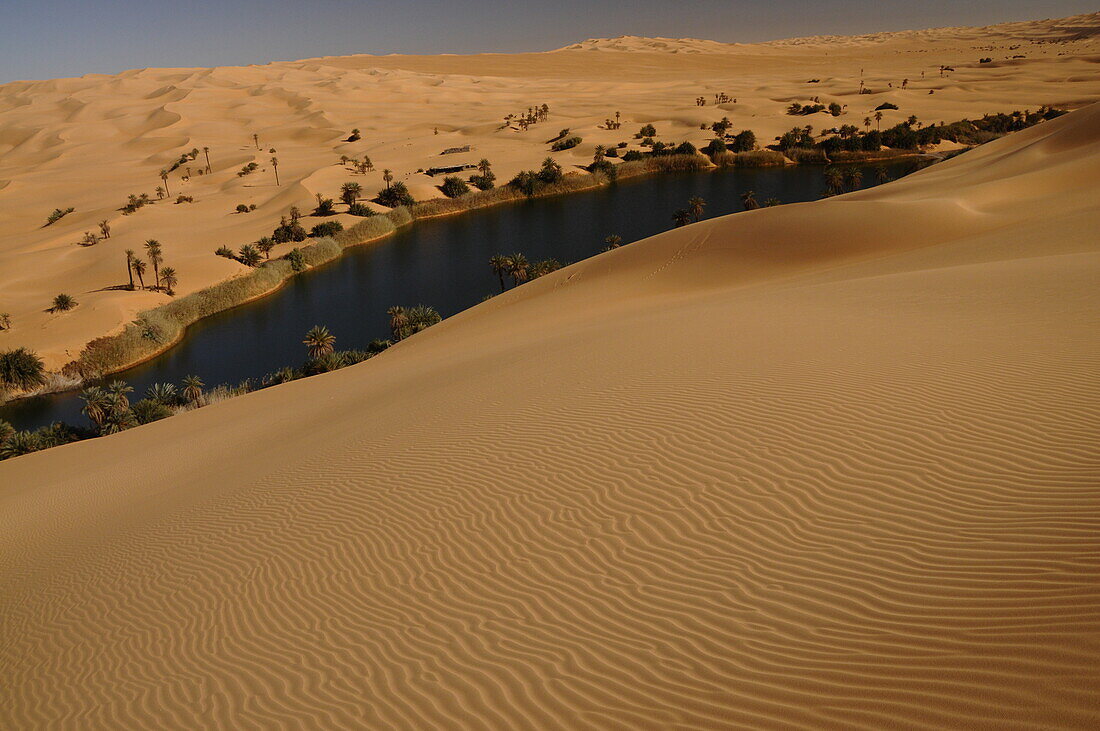 Malerische orangefarbene Dünen der Ubari-Oase, Sahara-Wüste, Libyen, Nordafrika, Afrika