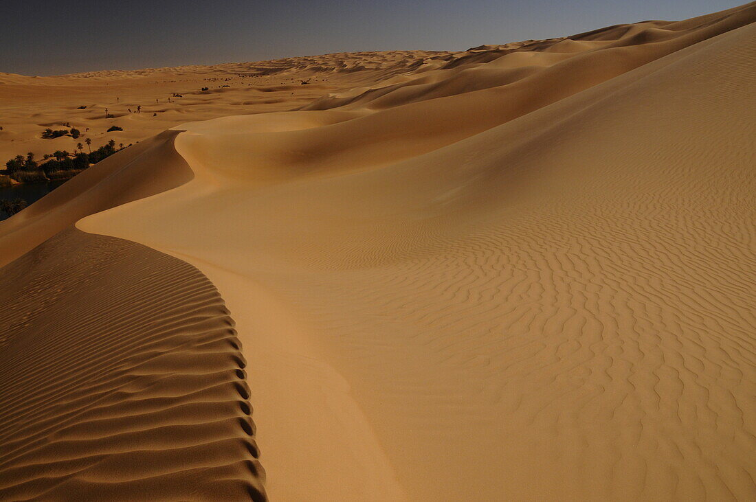 Malerische orangefarbene Dünen von Ubari, Sahara-Wüste, Libyen, Nordafrika, Afrika