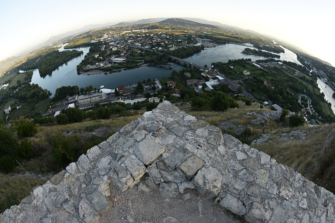 Blick von der Burg Rozafa auf den Fluss Buna, Shkoder, Albanien, Europa