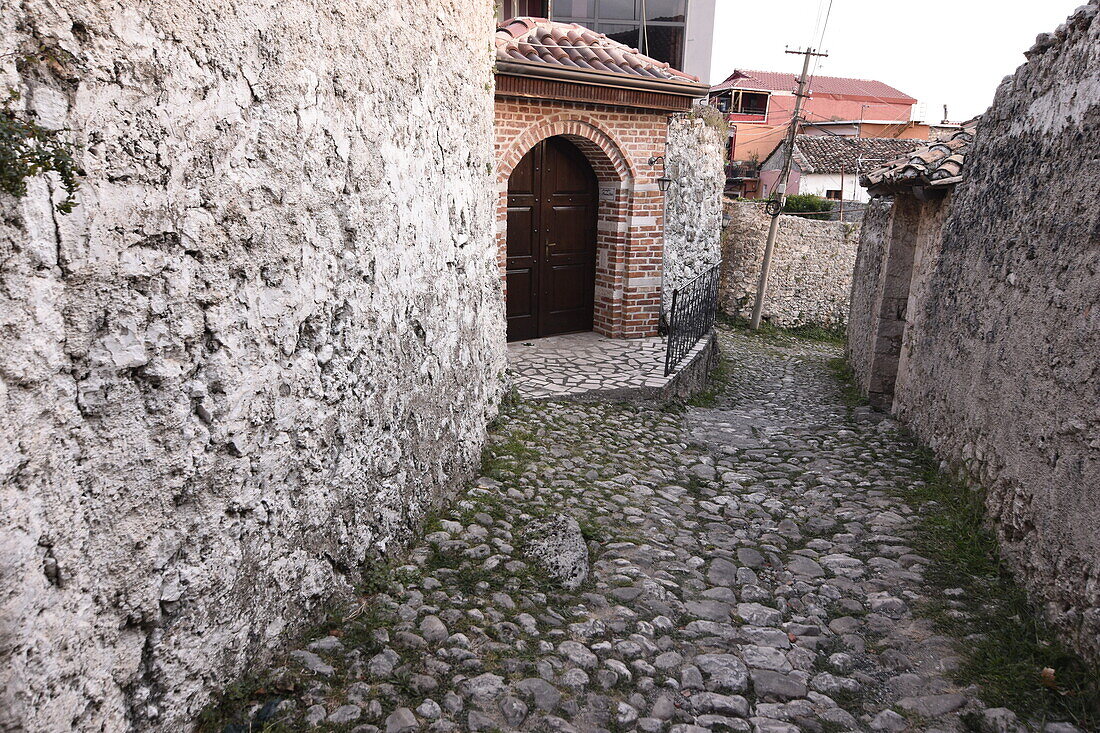 Enge Straße von Kruje innerhalb der Burgmauern, Kruje, Albanien, Europa