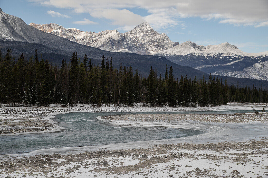 Athabasca River im Winter, Icefields Parkway, Jasper National Park, UNESCO Weltnaturerbe, Alberta, Kanadische Rockies, Kanada, Nordamerika