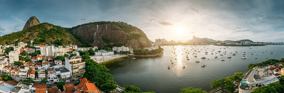 Drohnen-Panorama des Stadtteils Urca und der Umgebung von Botafogo und der Guanabara-Bucht, UNESCO-Weltkulturerbe, zwischen Berg und Meer, 2012 in die Liste des Weltkulturerbes aufgenommen, Rio de Janeiro, Brasilien, Südamerika