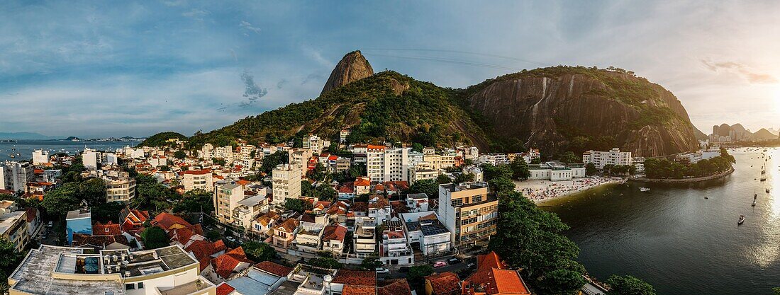 Drohnen-Panorama des Stadtteils Urca und der Umgebung von Botafogo und der Guanabara-Bucht, UNESCO-Weltkulturerbe, zwischen Berg und Meer, 2012 in die Liste des Weltkulturerbes aufgenommen, Rio de Janeiro, Brasilien, Südamerika