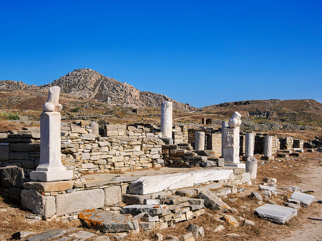 Blick auf den Berg Kynthos, Archäologische Stätte von Delos, UNESCO-Welterbe, Insel Delos, Kykladen, Griechische Inseln, Griechenland, Europa