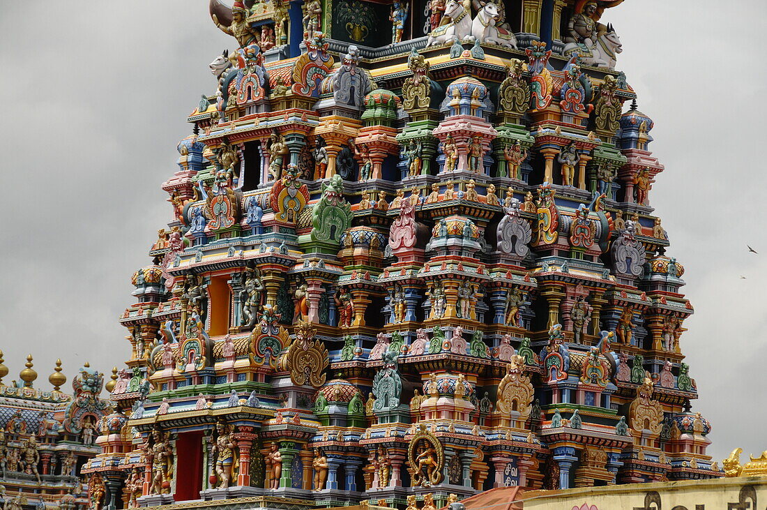 Detail des farbenfrohen Gopuram im Meenakshi-Tempel, Madurai, Tamil Nadu, Indien, Asien