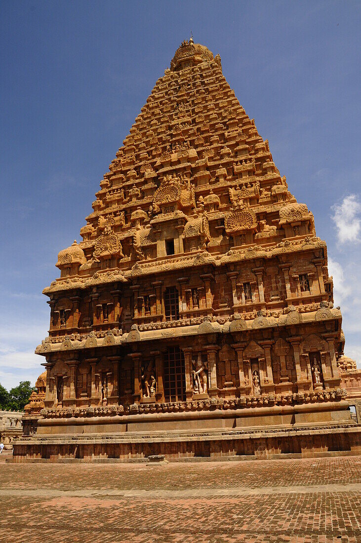 Vimana, Brihadeeswarar (Brihadisvara) Hindu Chola temple, Thanjavur, UNESCO World Heritage Site, Tamil Nadu, India, Asia