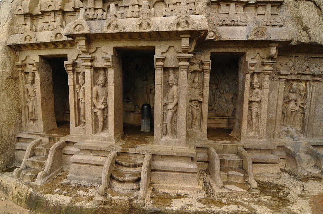 Trimurti Cave, Mahabalipuram, UNESCO World Heritage Site, Tamil Nadu, India, Asia