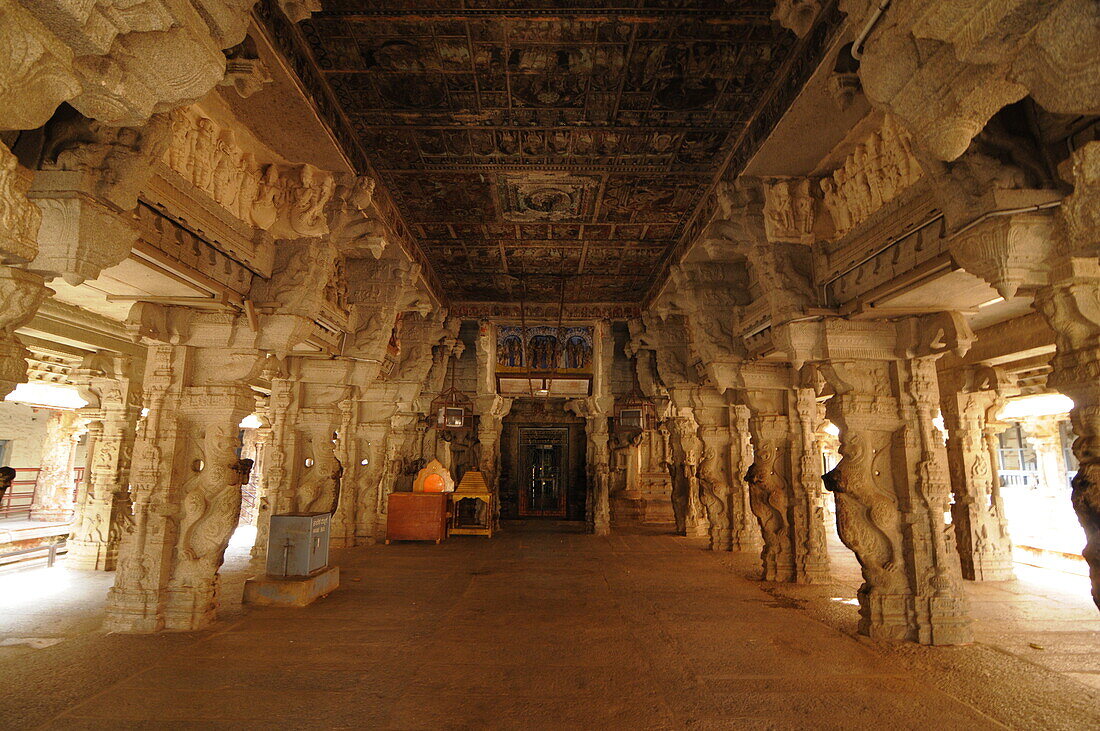 Innenraum des Sri Virupaksha-Tempels in Hampi, UNESCO-Weltkulturerbe, Karnataka, Indien, Asien