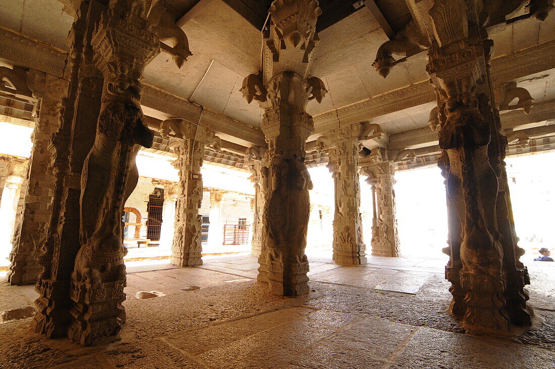 Innenraum des Sri Virupaksha-Tempels in Hampi, UNESCO-Weltkulturerbe, Karnataka, Indien, Asien