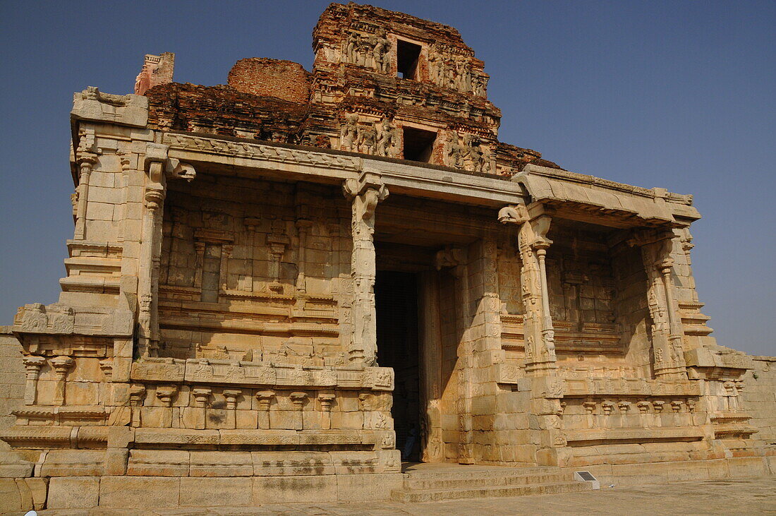 Blick auf den Turm über dem Eingang des Krishna-Tempels in Hampi, UNESCO-Welterbestätte, Karnataka, Indien, Asien