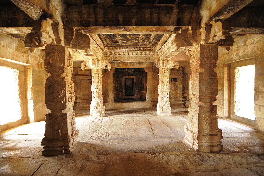 Mandapa in einem Vishnu-Virukpaksha-Tempel, Hampi, UNESCO-Welterbestätte, Karnataka, Indien, Asien