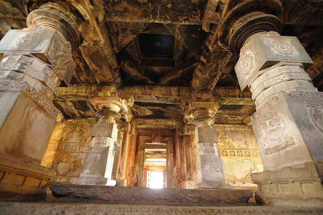 Im Inneren des Virupaksha-Tempels, Hampi, UNESCO-Welterbe, Karnataka, Indien, Asien