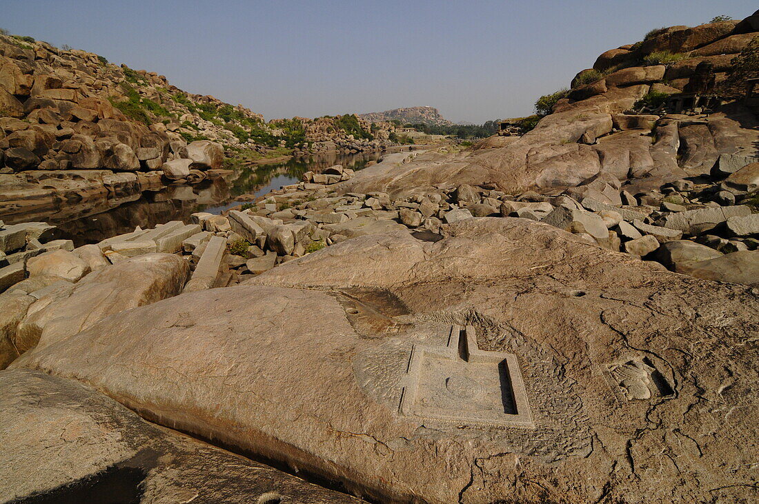 Tungabhadra-Fluss und in Stein gehauene Shiva-Linga, Hampi, Karnataka, Indien, Asien