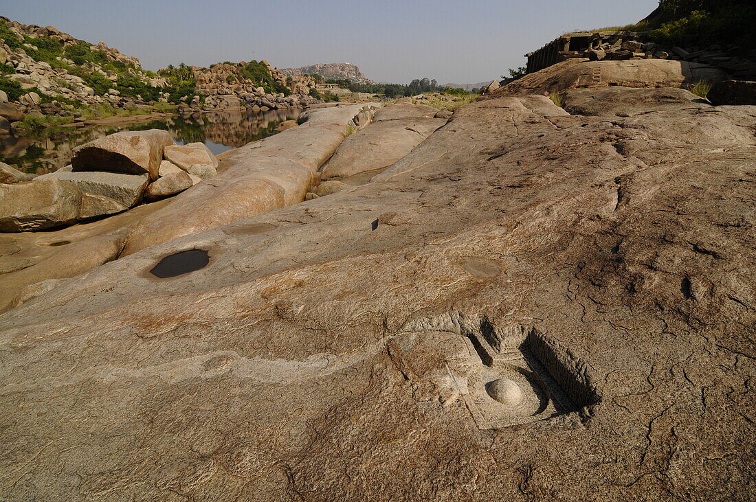 Tungabhadra-Fluss und in Stein gehauene Shiva-Linga, Hampi, Karnataka, Indien, Asien