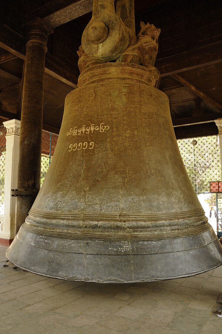 Mingun Bell, one of the heaviest functioning bells in the world, near Mandalay, Sagaing District, Myanmar, Asia