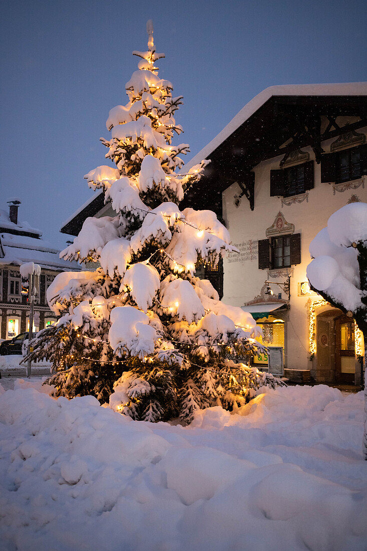 Winterzeit mit viel Schnee in den Bayerischen Alpen, Garmisch-Partenkirchen, Deutschland, Europa