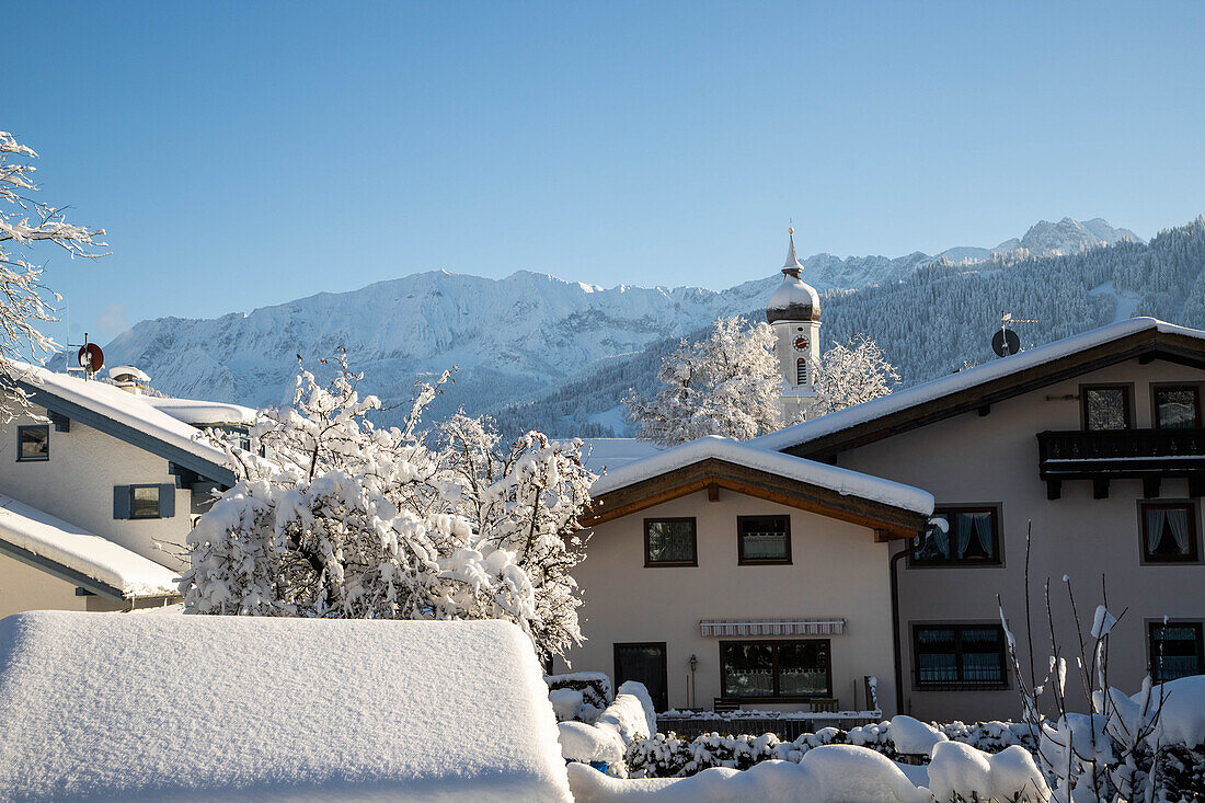 Winterzeit mit viel Schnee in den Bayerischen Alpen, Garmisch-Partenkirchen, Deutschland, Europa