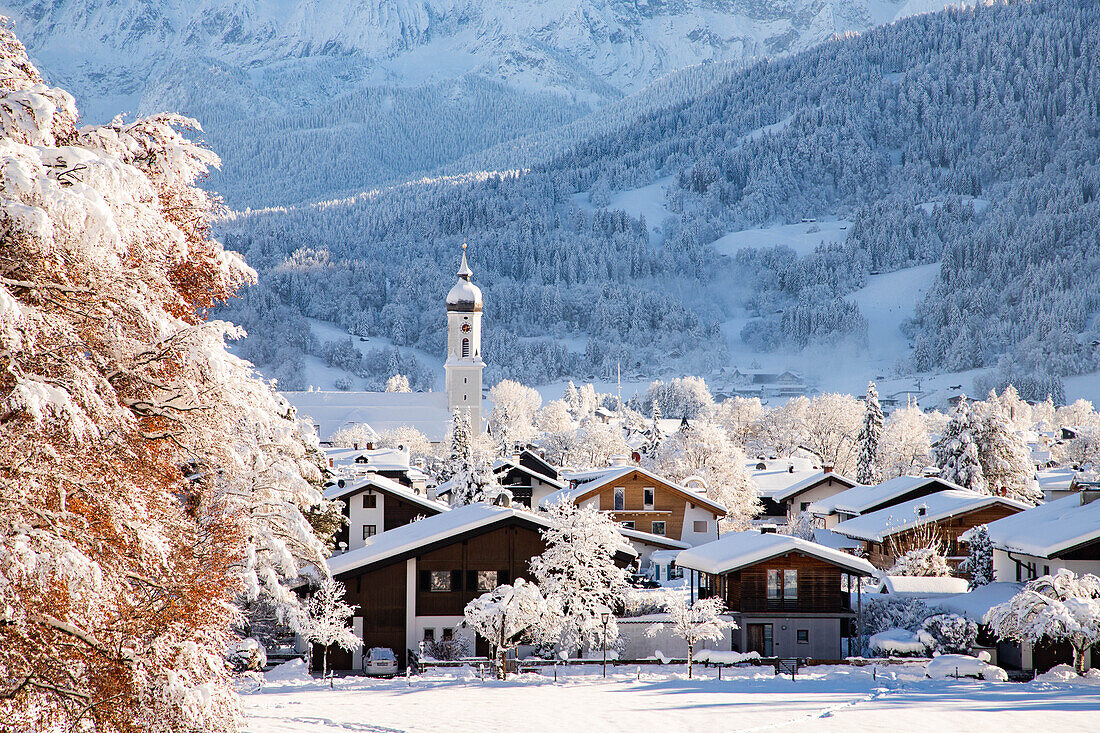 Winterzeit mit viel Schnee in den Bayerischen Alpen, Garmisch-Partenkirchen, Deutschland, Europa