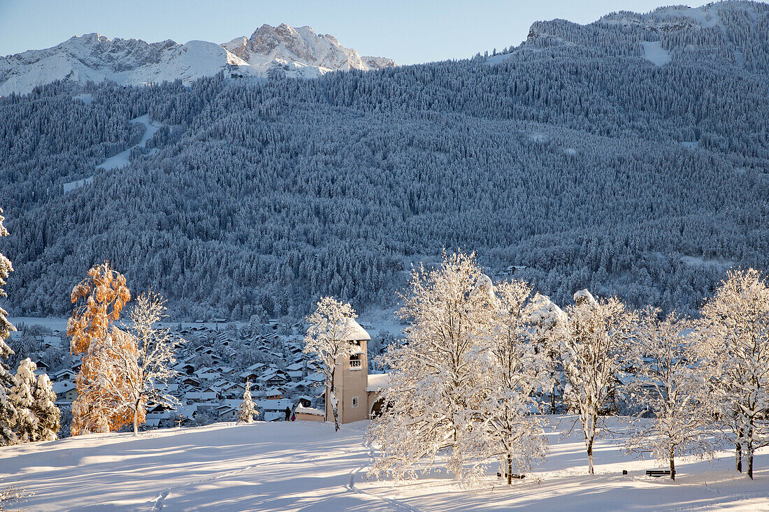 Winterzeit mit viel Schnee in den Bayerischen Alpen, Garmisch-Partenkirchen, Deutschland, Europa