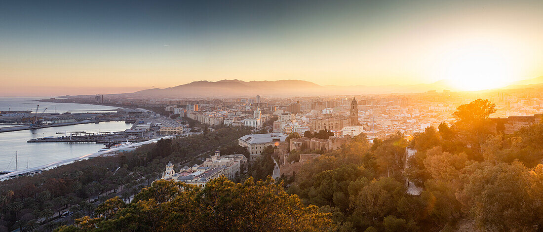 Blick über Malaga bei Sonnenuntergang, Andalusien, Spanien, Europa