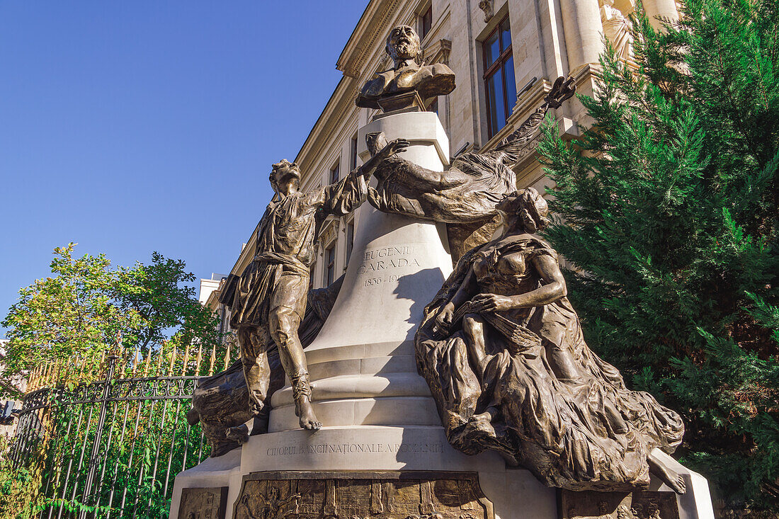 Eugeniu-Carada-Denkmal von 1924, dem ersten Direktor der Rumänischen Nationalbank gewidmet, mit Bronzestatuen, Bukarest, Rumänien, Europa