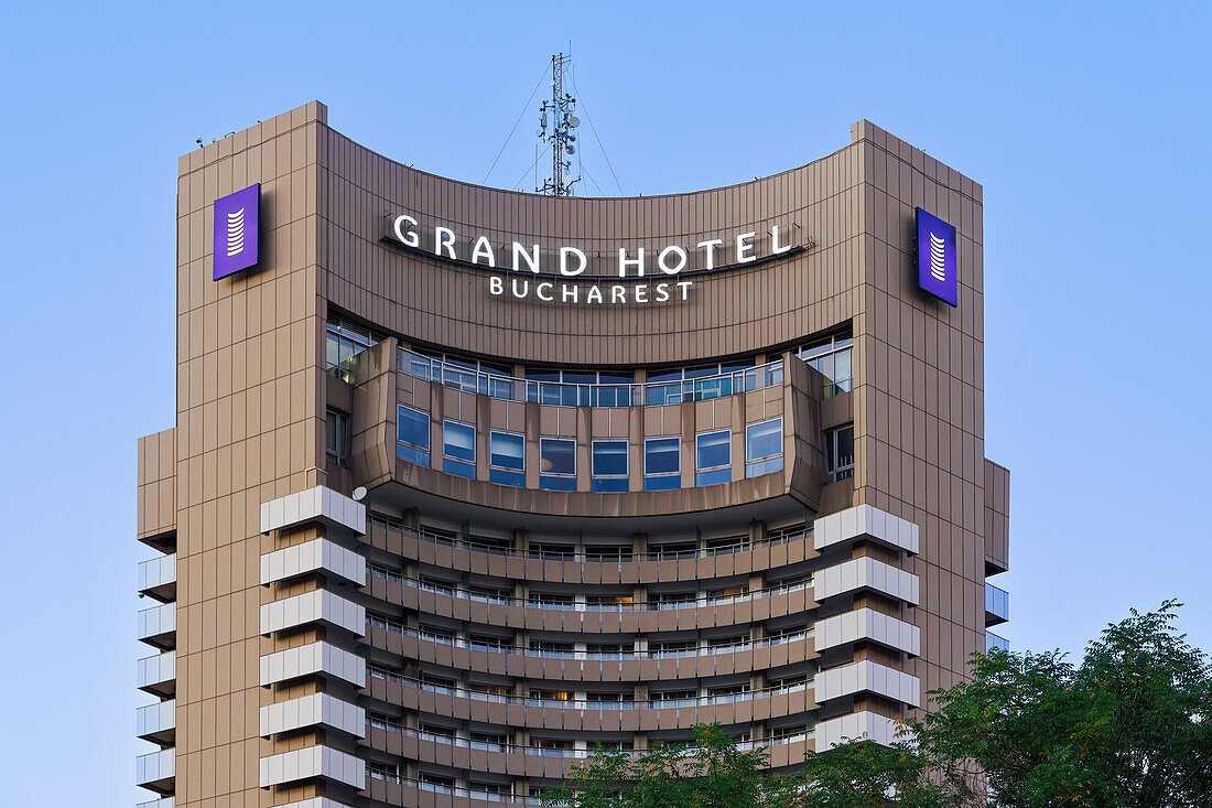 Tiefblick auf den Wolkenkratzer des Grand Hotel Bukarest mit Logo, unter klarem blauen Himmel, Bukarest, Rumänien, Europa